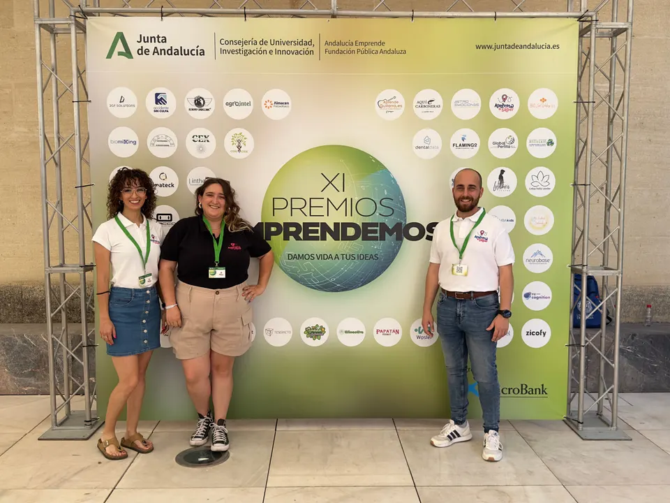 Los tres miembros de la cooperativa en el photocall de los Premios Emprendemos de la Junta de Andalucía