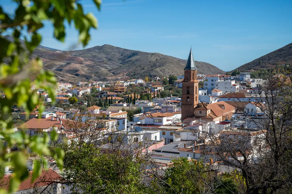 Vista de Fondón con la torre de la iglesia de San Andrés y Sierra de Gádor al fondo